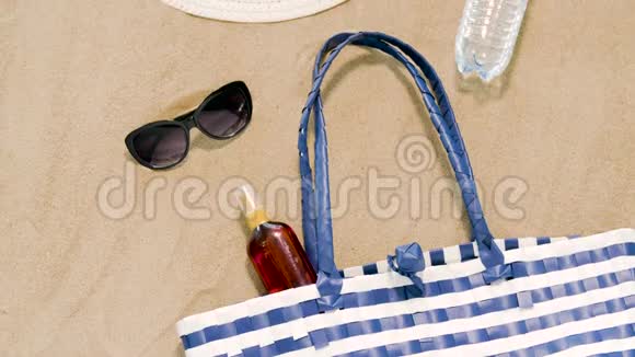沙滩包防晒霜太阳镜和沙滩帽视频的预览图