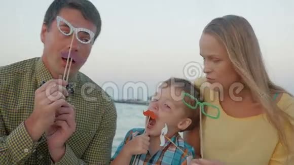 三口之家带着时髦眼镜和胡子视频的预览图