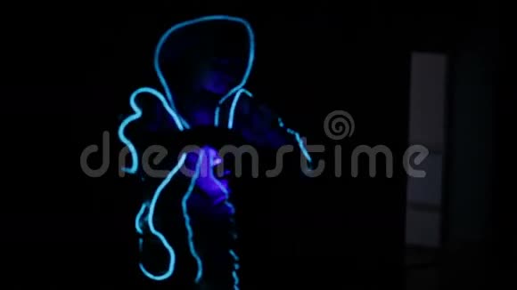 女孩在黑暗中跳舞光性能视频的预览图