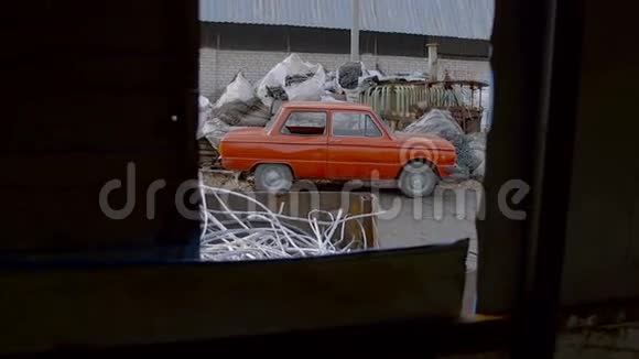 垃圾堆场旧车回收金属视频的预览图