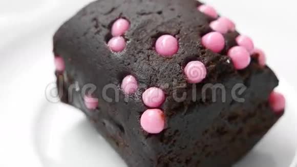 美味的土耳其巧克力蛋糕粉红色的球装饰视频的预览图