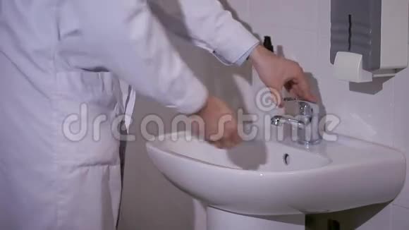 医生在手术前仔细洗手视频的预览图