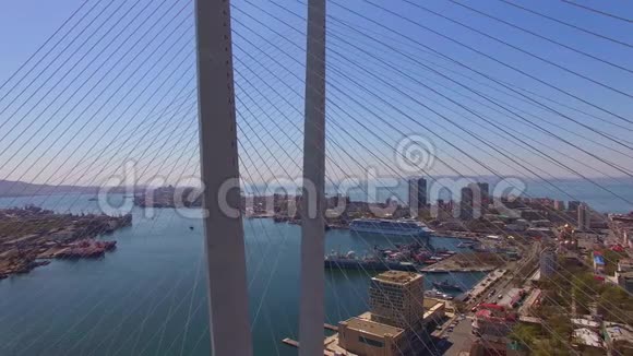鸟瞰城市景观俯瞰大桥视频的预览图