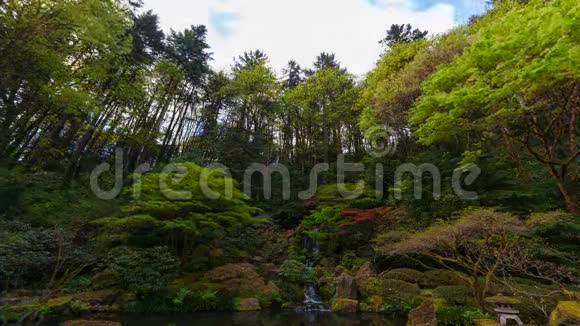 在波特兰日本花园春天4k季节瀑布上乌云密布绿树成荫视频的预览图