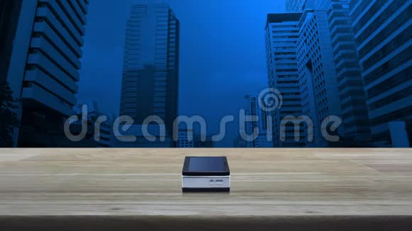 在办公大楼和摩天大楼的木制桌子上现代智能手机屏幕上的银行平面图标商业银行在线视频的预览图