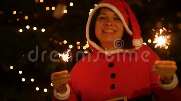 年轻的圣诞老人拿着火花和孟加拉火视频的预览图