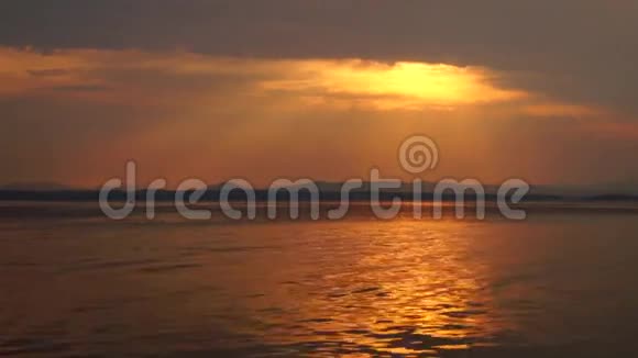 湖面上日落太阳的光芒视频的预览图
