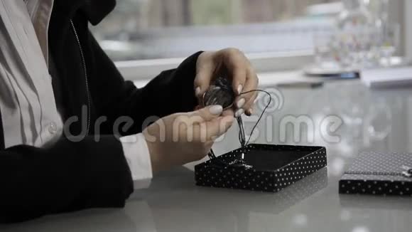 女人检查一件珠宝视频的预览图