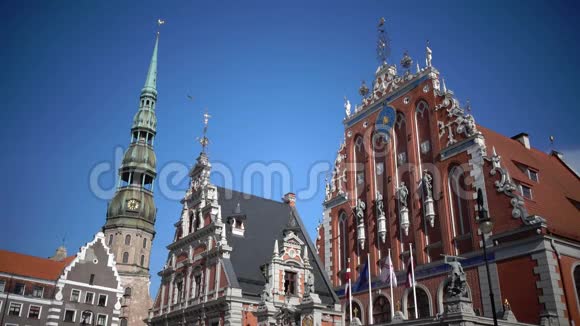 拉脱维亚里加老城区的黑头和大教堂视频的预览图