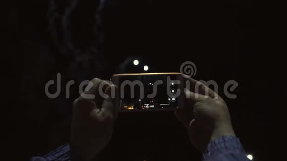 一个人在夜空中拍摄烟花的剪影美丽的敬礼以纪念节日视频的预览图