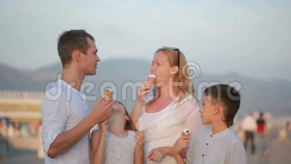 游戏快乐家庭吃冰淇淋天气晴朗炎热视频的预览图
