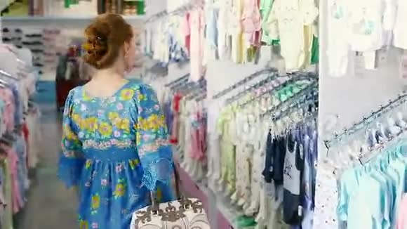 在婴儿和孕妇商店里买衣服女人寻找夏季服装和鞋子视频的预览图