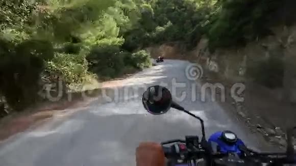 乘坐ATV到波罗岛的蛇形公路视频的预览图