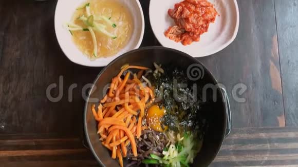 传统的韩国菜比比姆巴普与小面菜切块板亚洲正宗美食视频的预览图