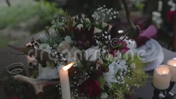 燃烧的蜡烛和一束鲜花视频的预览图