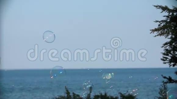 漂浮在海上的肥皂泡视频的预览图