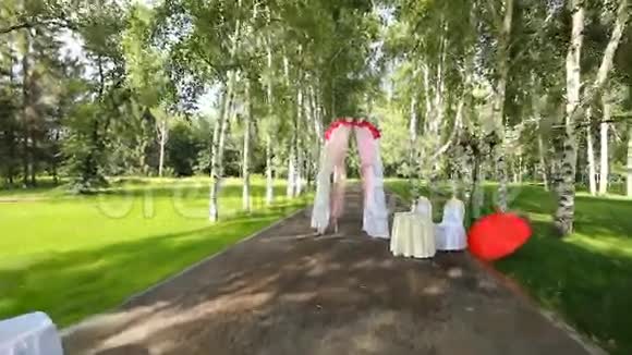 婚礼红色牌坊视频的预览图
