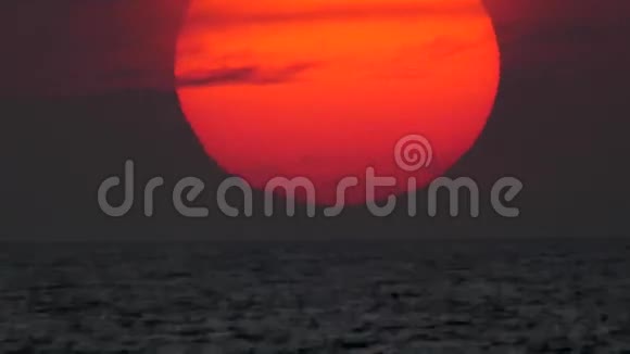 海下灿烂的夕阳视频的预览图