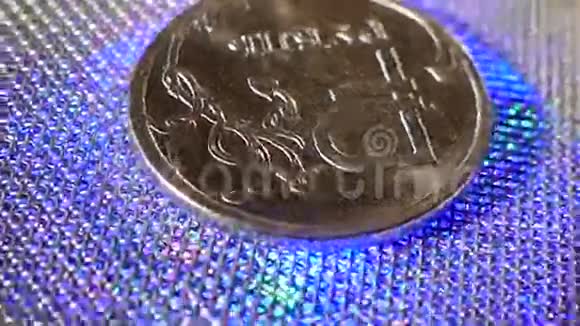 一分钱硬币在运动中射出视频的预览图