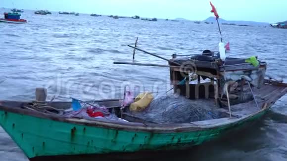 码头上的船越南渔民村码头上有渔船船站在码头传统视频的预览图