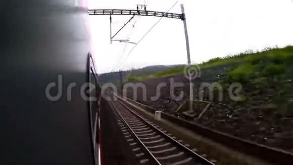 火车从窗外经过美丽的大自然视频的预览图