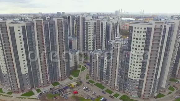 圣彼得堡住宅区的鸟瞰图视频的预览图