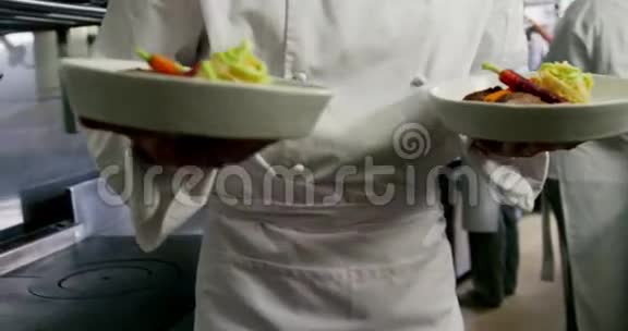 快乐的厨师展示他的食物盘子视频的预览图