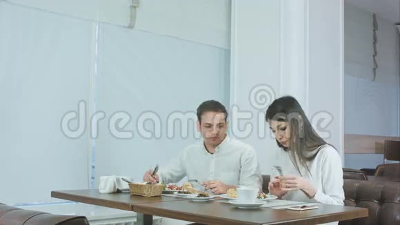 年轻的情侣在餐厅享用商务午餐视频的预览图