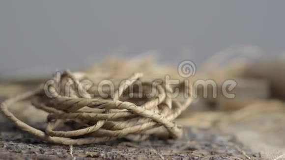 绳子木板麻布和干草的静止寿命视频的预览图