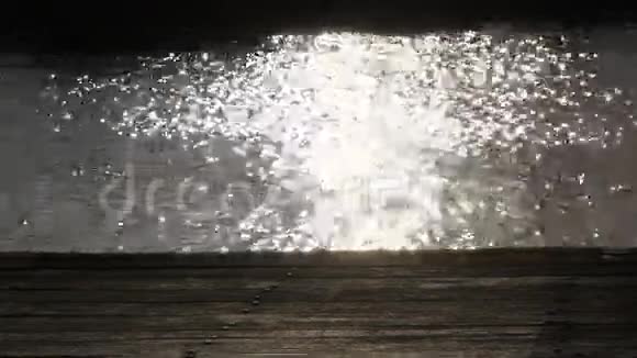 带有水反射阳光的浴台桥视频的预览图