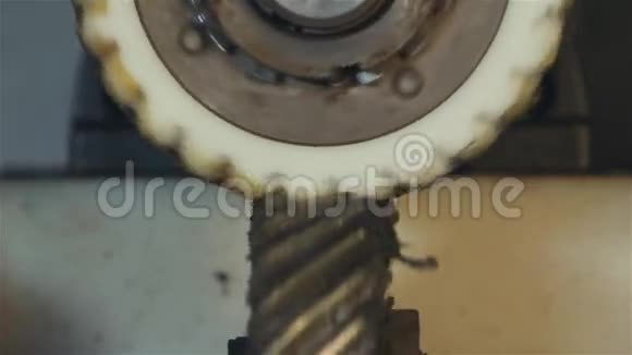 玻璃厂机器中的旋转齿轮视频的预览图