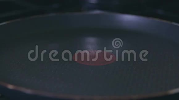 在平底锅中缓慢地倒入煎饼视频的预览图