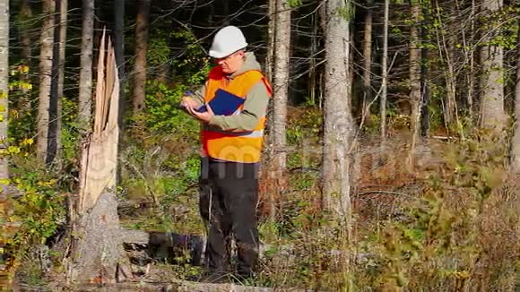 在森林里有文件夹的伐木工人视频的预览图