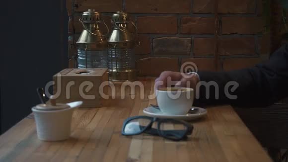 男模商人的特写和眼镜喝着一杯浓咖啡热饮料午餐时间男子视频的预览图