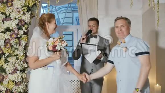 新婚夫妇的婚礼视频的预览图