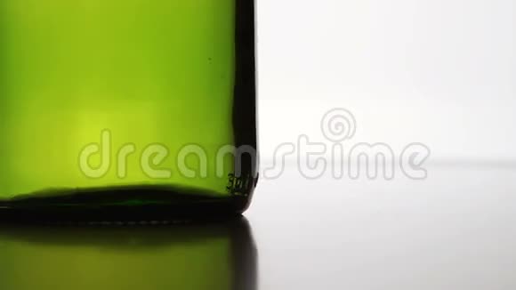 翻盖帽子落在一个绿色瓶子附近视频的预览图