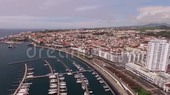 从码头圣米格尔亚速尔群岛葡萄牙的空中俯瞰庞塔德尔加达沿港口码头的游艇视频的预览图