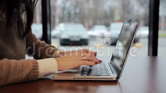 女人的手在咖啡馆的笔记本电脑上工作时间推移视频的预览图