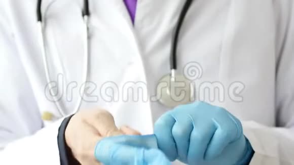 医生戴上蓝色乳胶手套视频的预览图
