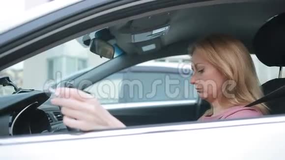 压着女人在车里抽烟检查时间交通堵塞视频的预览图