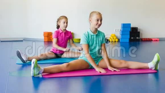 在健身班做体操或运动的女孩视频的预览图