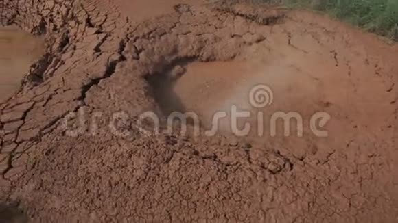 间歇泉山谷的克拉斯尼红色泥盆视频的预览图