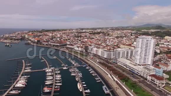 从码头圣米格尔亚速尔群岛葡萄牙的空中俯瞰庞塔德尔加达沿港口码头的游艇视频的预览图