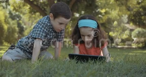小孩子玩平板电脑视频的预览图