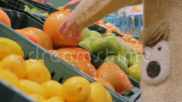 在杂货店买新鲜异国柑橘的女人视频的预览图