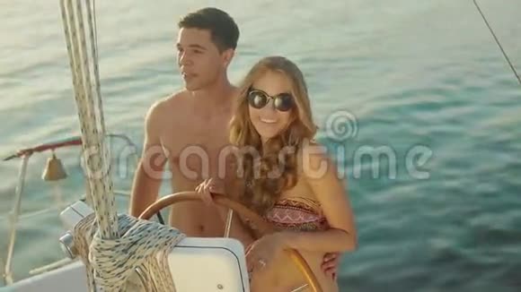 可爱的年轻夫妇在游艇上放松视频的预览图