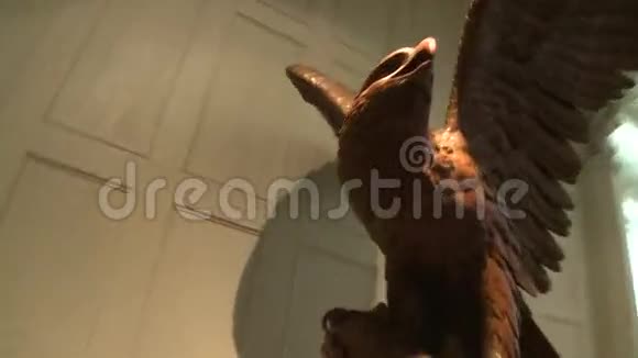 雕刻的木鹰在博物馆里视频的预览图