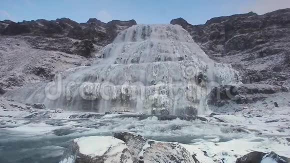 冰岛Dynjandi瀑布在雪中视频的预览图