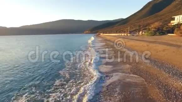 无人机飞过希腊的海滩视频的预览图