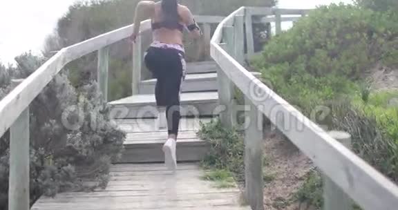 年轻健康的运动女性在台阶上慢跑超级慢动作稳定器射击视频的预览图